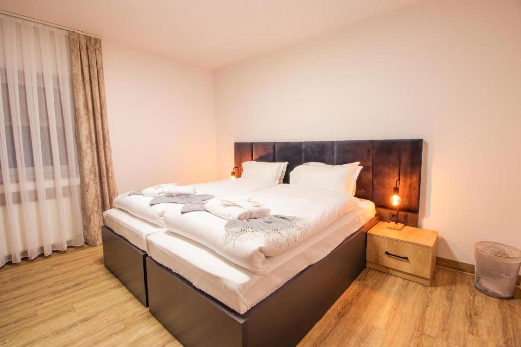 ברגיש גלאדבך Hotel Dona מראה חיצוני תמונה